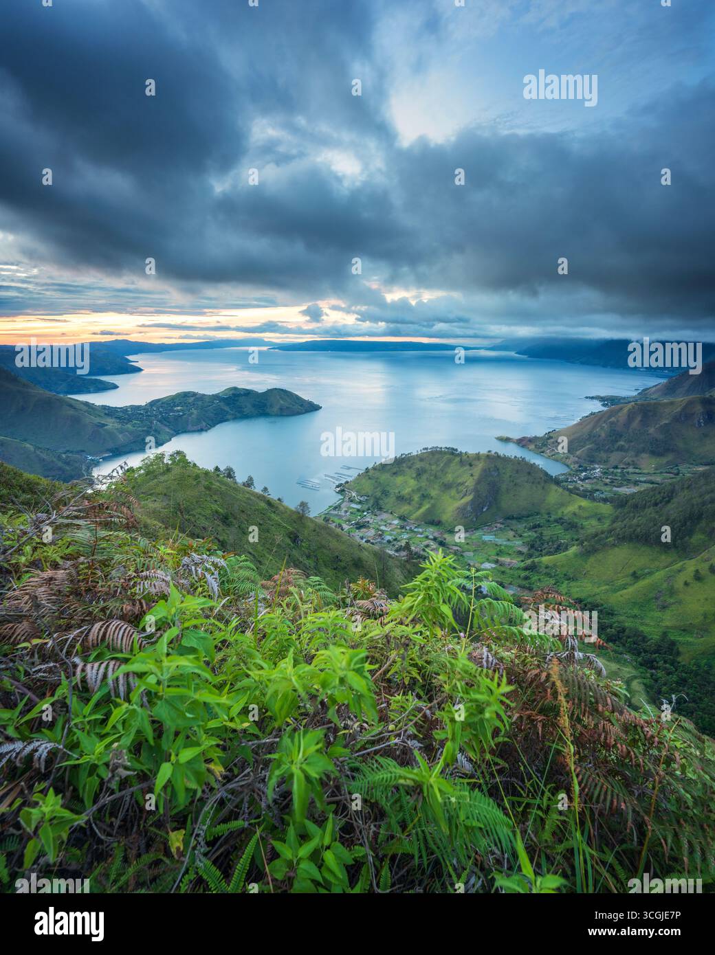 Le lac Toba, situé dans le nord de Sumatra, en Indonésie, est une destination à couper le souffle qui met en valeur la beauté naturelle étonnante de la région, Banque D'Images
