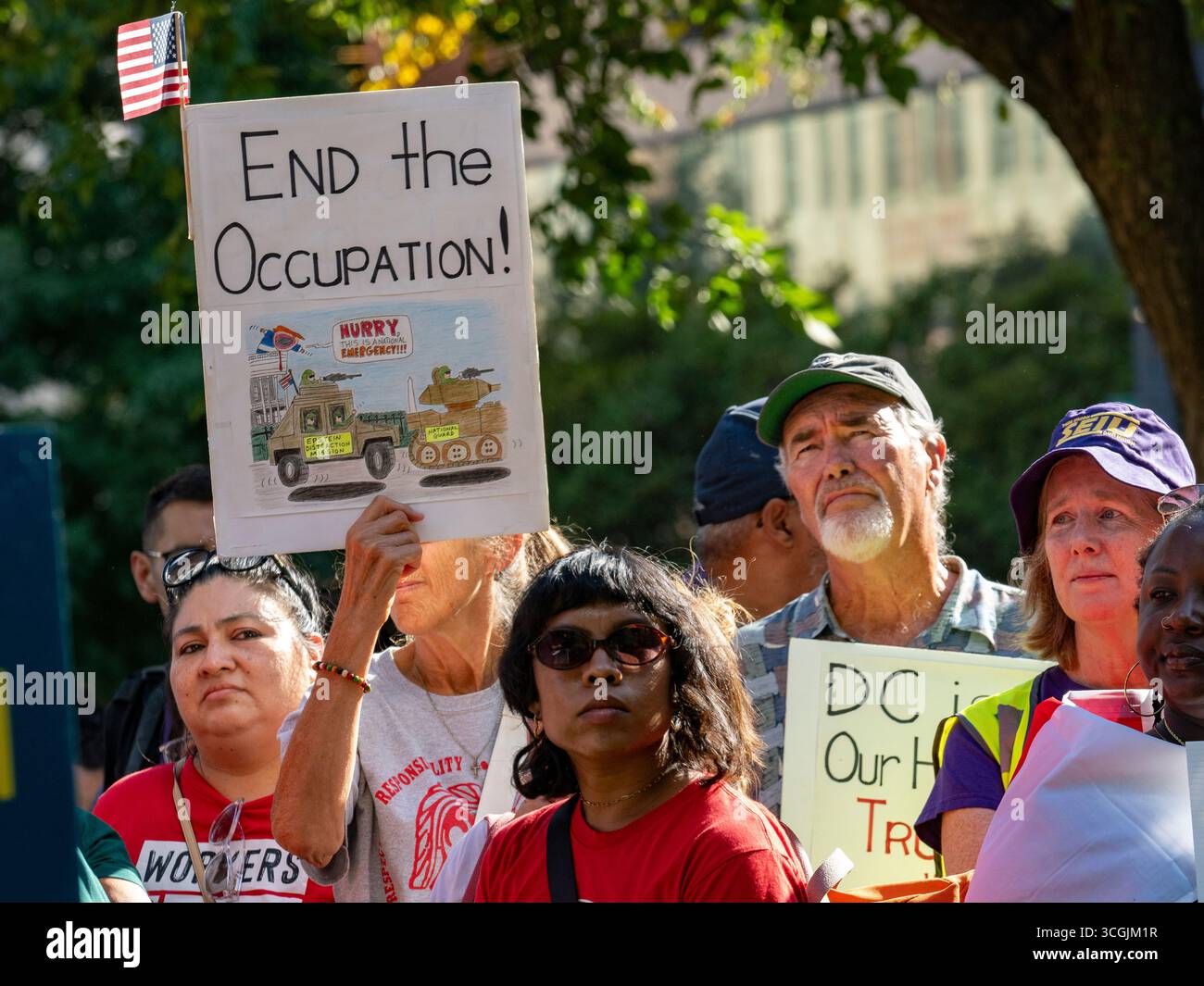 Washington, District de Columbia, États-Unis. 28 août 2025. Les partisans des droits des workersÃ, des syndicats et de la fin de l'occupation militaire à Washington défilent dans les rues DCÃs le 28 août 2025. La marche avec un rassemblement plus tôt, a été organisée par le Metropolitan Washington Council, AFL ?CIO. (Crédit image : © Sue Dorfman/ZUMA Press Wire) USAGE ÉDITORIAL SEULEMENT ! Non destiné à UN USAGE commercial ! Banque D'Images