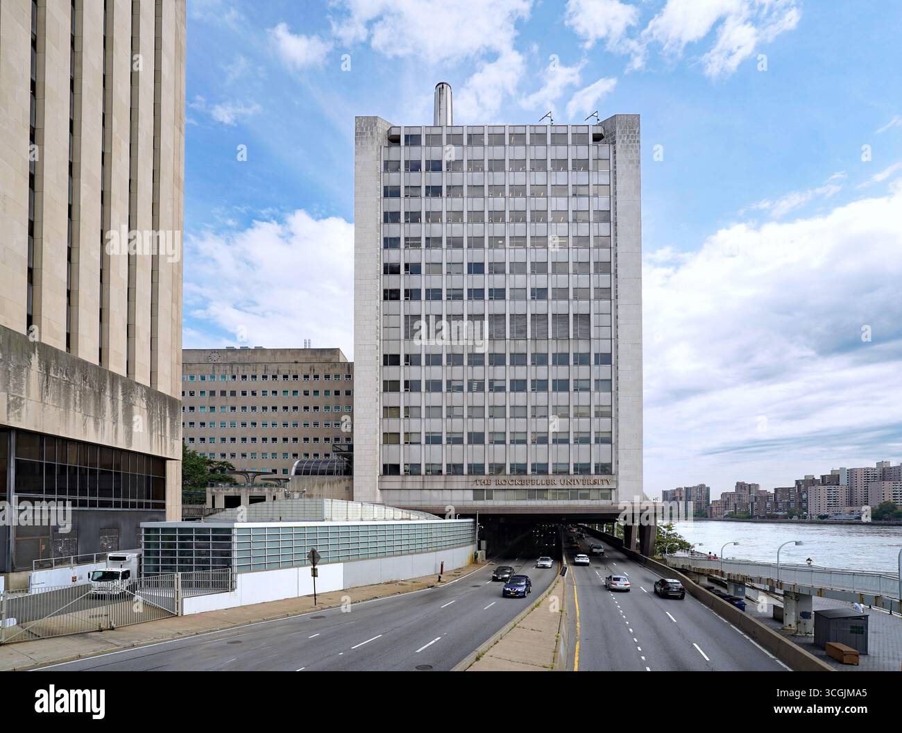 Rockefeller University à côté de l'East River à Manhattan, avec la FDR Drive Expressway traversant un tunnel sous le bâtiment principal Banque D'Images