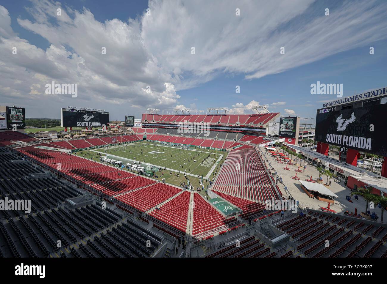 Tampa, FL USA ; Une vue générale du terrain avant un match de football NCAA entre les South Florida Bulls et les Boise State Broncos le jeudi 28 août 2025 au Raymond James Stadium. Les Bulls battent les Broncos 31-7. (Kim Hukari/image du sport) Banque D'Images Tampa, FL USA ; Une vue générale du terrain avant un match de football NCAA entre les South Florida Bulls et les Boise State Broncos le jeudi 28 août 2025 au Raymond James Stadium. Les Bulls battent les Broncos 31-7. (Kim Hukari/image du sport) Banque D'Images