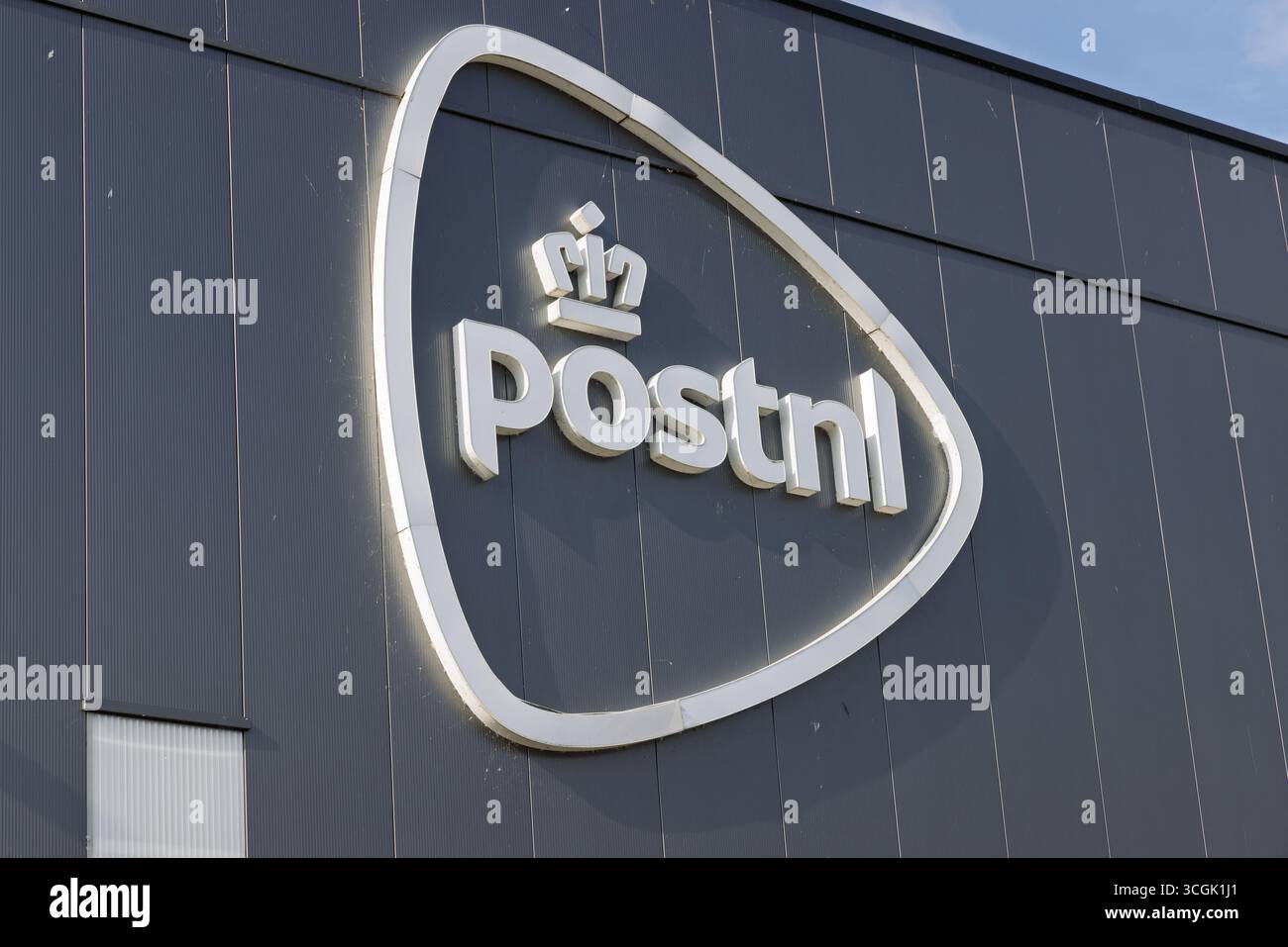 Le logo de PostNL bien visible, avec une couronne et le nom de la société, est monté sur le gris foncé. Nieuwegein, pays-Bas. 15 juillet 2025. Banque D'Images