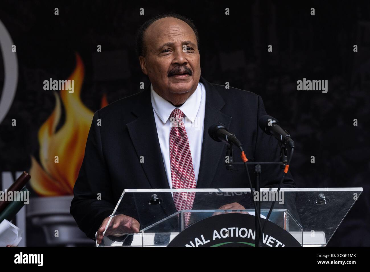 Martin Luther King III intervient lors du rassemblement à la fin de la « Marche sur Wall Street » organisée par NAN. Mars a commencé sur Foley Square et a continué par Broadway en passant Charging Bull sculpture et s'est terminé sur Whitehall Street à New York, NY le 28 août 2025 avec le rassemblement. Plus de 2 500 personnes y ont assisté. Ils ont tous protesté contre le président Trump et son administration qui abandonnaient le DEI (diversité, équité et inclusion) et ciblaient spécifiquement les personnes de couleur. Banque D'Images