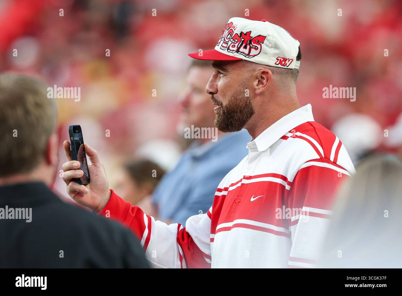 28 août 2025 : le Tight End Travis Kelce des Chiefs de Kansas City est vu avant un match de football NCAA au GEHA Field au stade Arrowhead de Kansas City, Missouri. David Smith/CSM/Sipa USA (crédit image : © David Smith/Cal Sport Media/Sipa USA) crédit : Sipa US/Alamy Live News Banque D'Images