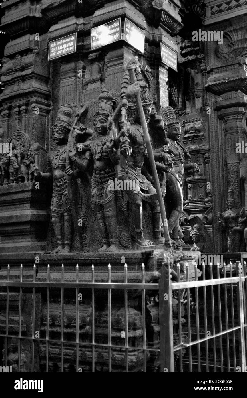 Photo en noir et blanc de statues de Dieu et de déesses en pierre au temple Meenakshi de l'état de Madurai Tamil Nadu Inde Banque D'Images
