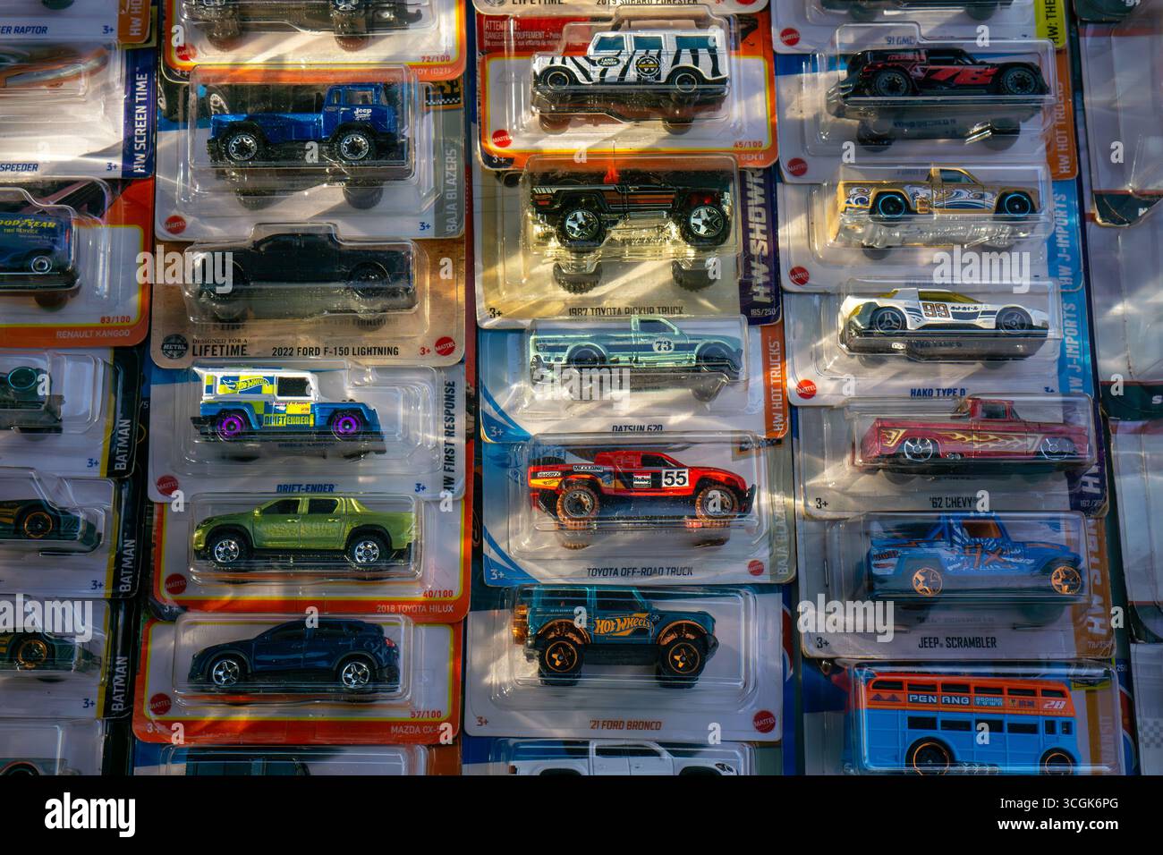 Ipoh, Malaisie – 17 août 2025 : assortiment de voitures de collection moulées sous pression, y compris les modèles Porsche, Nissan, Mazda et Toyota, affiché dans le paquet original Banque D'Images