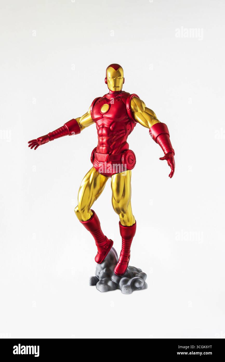 Massy, France - 23/2025 : Figurine rouge et jaune du personnage IRON MAN des bandes dessinées et films Marvel Iron Man Banque D'Images