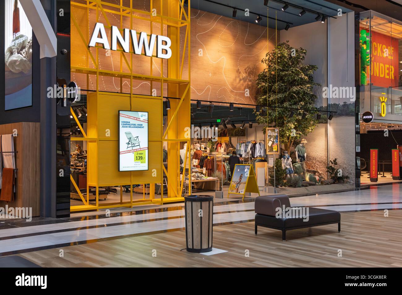 Le magasin ANWB, une marque néerlandaise de matériel de plein air et de voyage, présente sa gamme dans un espace de vente moderne et accueillant. Leidschendam, pays-Bas, 31 mai 2 Banque D'Images