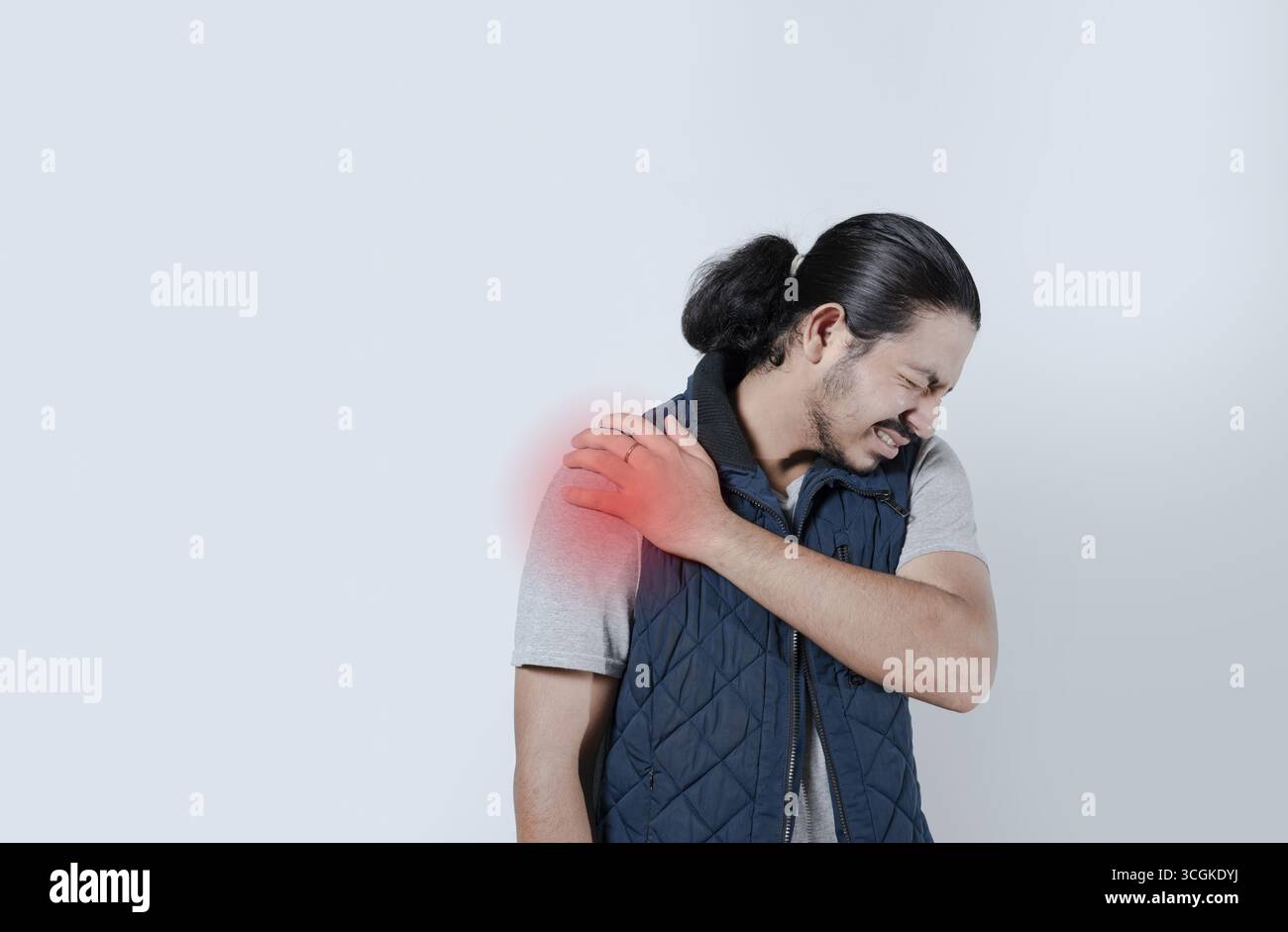 Homme avec douleur à l'épaule souligné en rouge. Concept de douleur à l'épaule sur fond isolé Banque D'Images