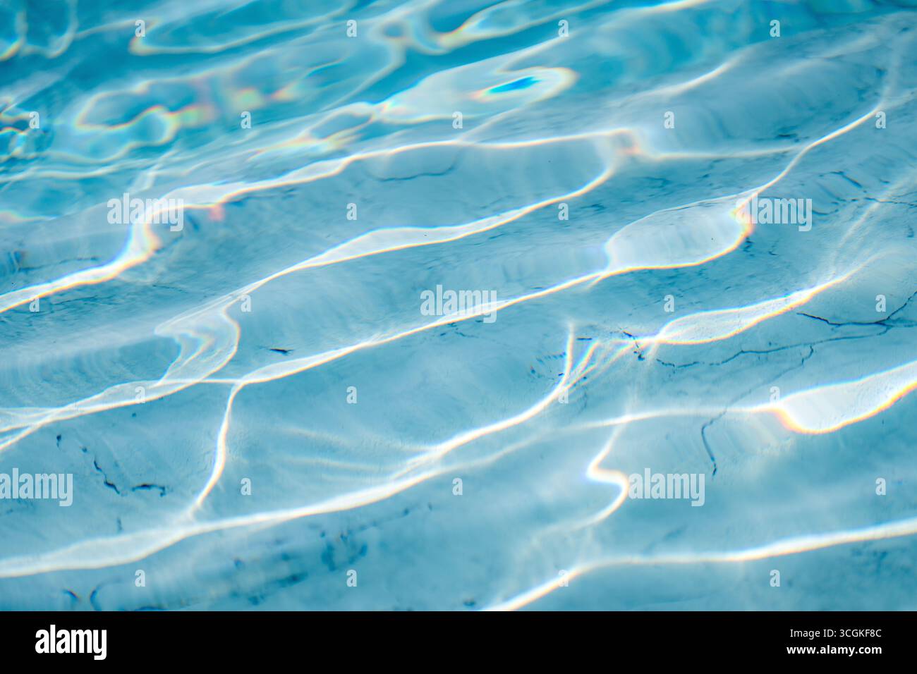 Surface d'eau bleu clair brillant avec des reflets d'ondes chatoyants, texture liquide abstraite. Les ondulations et les réfractions ensoleillées créent une fraîche, relaxante, un Banque D'Images Surface d'eau bleu clair brillant avec des reflets d'ondes chatoyants, texture liquide abstraite. Les ondulations et les réfractions ensoleillées créent une fraîche, relaxante, un Banque D'Images