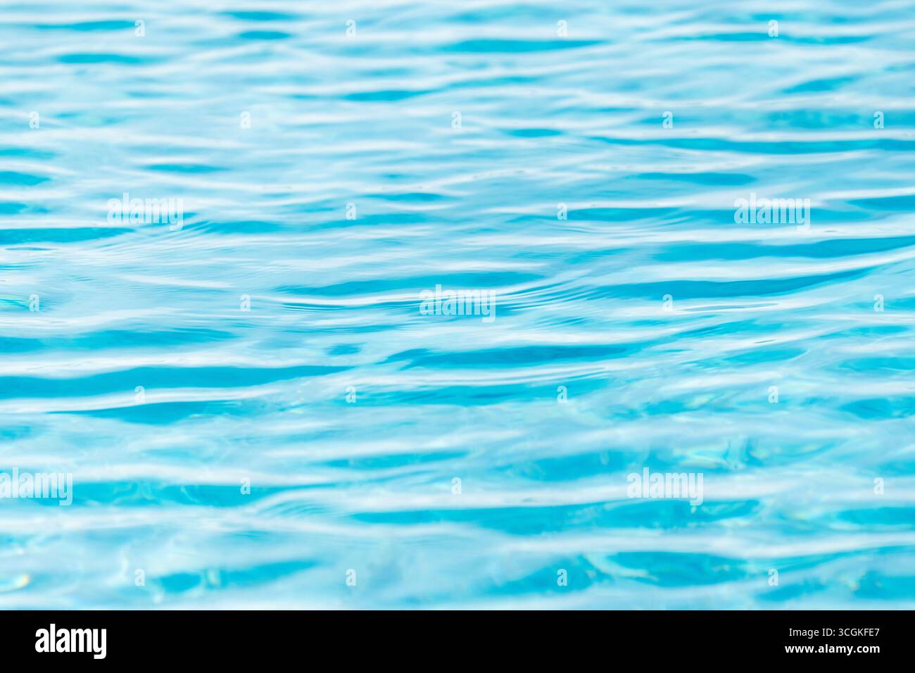 Surface d'eau bleu clair brillant avec des reflets d'ondes chatoyants, texture liquide abstraite. Les ondulations et les réfractions ensoleillées créent une fraîche, relaxante, un Banque D'Images Surface d'eau bleu clair brillant avec des reflets d'ondes chatoyants, texture liquide abstraite. Les ondulations et les réfractions ensoleillées créent une fraîche, relaxante, un Banque D'Images