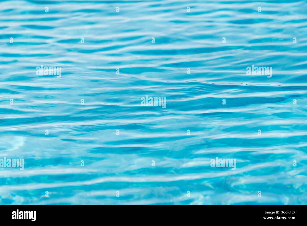 Surface d'eau bleu clair brillant avec des reflets d'ondes chatoyants, texture liquide abstraite. Les ondulations et les réfractions ensoleillées créent une fraîche, relaxante, un Banque D'Images Surface d'eau bleu clair brillant avec des reflets d'ondes chatoyants, texture liquide abstraite. Les ondulations et les réfractions ensoleillées créent une fraîche, relaxante, un Banque D'Images