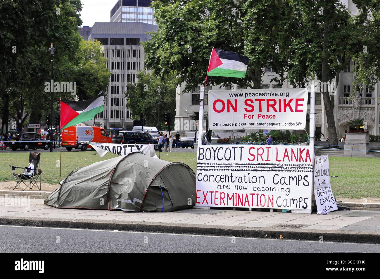 Londres, région de Londres, Angleterre, Royaume-Uni, Europe, camp de protestation avec panneaux et tentes dans un parc municipal Banque D'Images