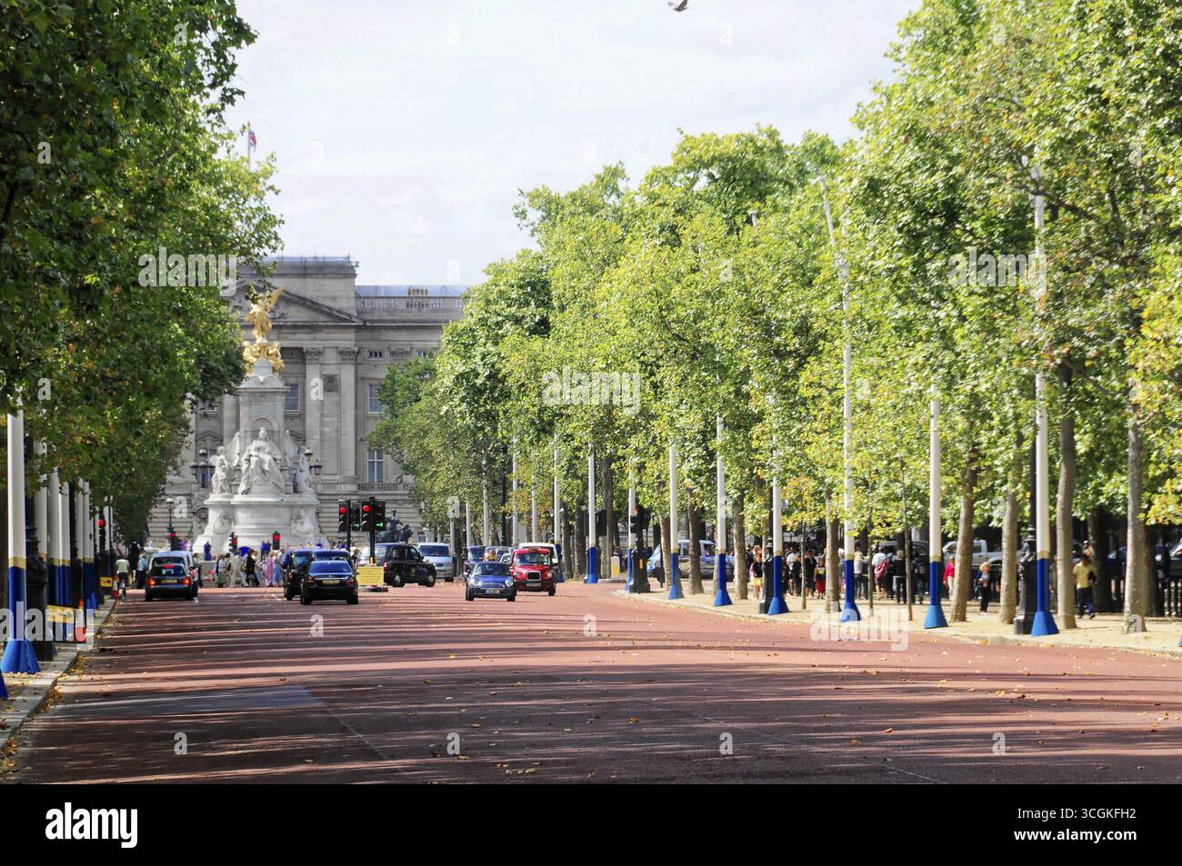 Buckingham Palace, Londres, Angleterre, Royaume-Uni, Green avenue mène à un palais, bordé de voitures et de piétons, Londres, région de Londres, Angleterre, U. Banque D'Images
