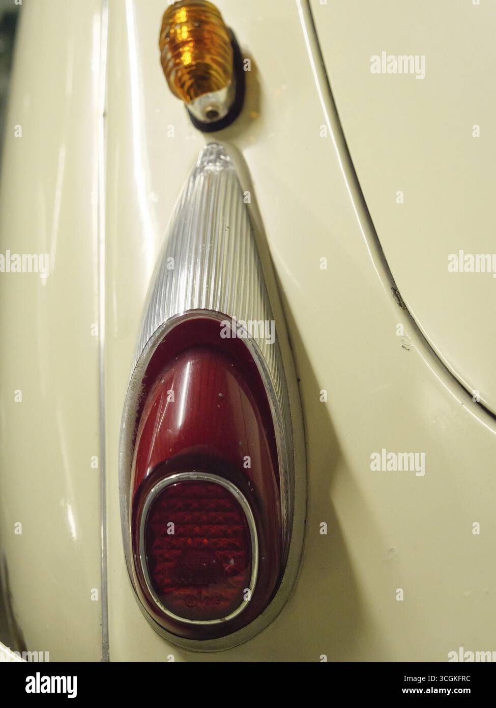 Gros plan d'une pièce de voiture classique avec peinture crème et détails chromés, stadtlohn, muensterland, allemagne Banque D'Images