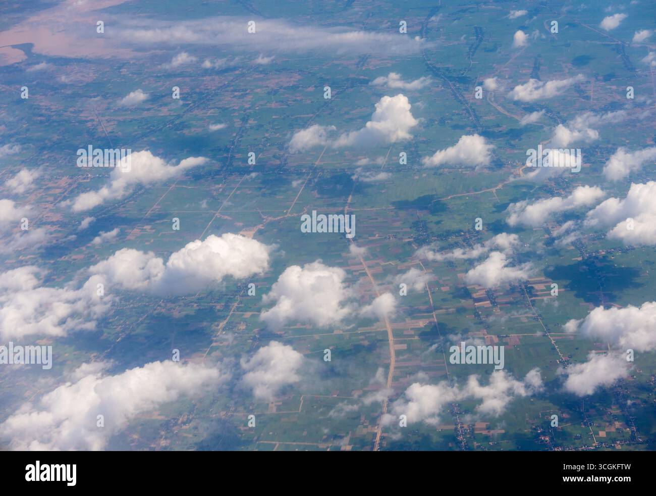 Vue depuis la fenêtre de l'avion montrant le moteur de l'avion, le ciel bleu et les nuages blancs. Perspective aérienne symbolisant le voyage, les vacances, la liberté et l'aventure Banque D'Images Vue depuis la fenêtre de l'avion montrant le moteur de l'avion, le ciel bleu et les nuages blancs. Perspective aérienne symbolisant le voyage, les vacances, la liberté et l'aventure Banque D'Images