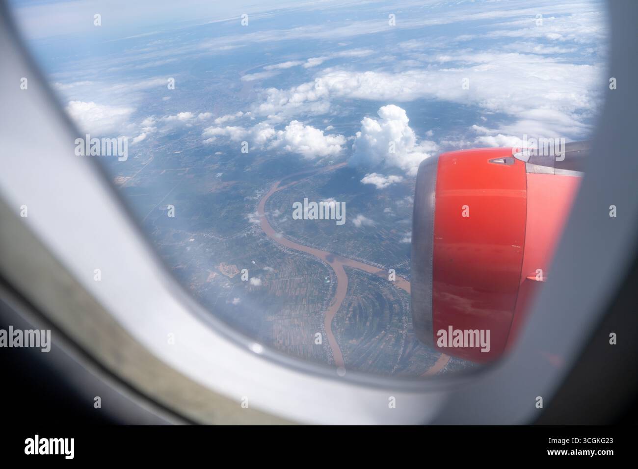 Vue depuis la fenêtre de l'avion montrant le moteur de l'avion, le ciel bleu et les nuages blancs. Perspective aérienne symbolisant le voyage, les vacances, la liberté et l'aventure Banque D'Images Vue depuis la fenêtre de l'avion montrant le moteur de l'avion, le ciel bleu et les nuages blancs. Perspective aérienne symbolisant le voyage, les vacances, la liberté et l'aventure Banque D'Images