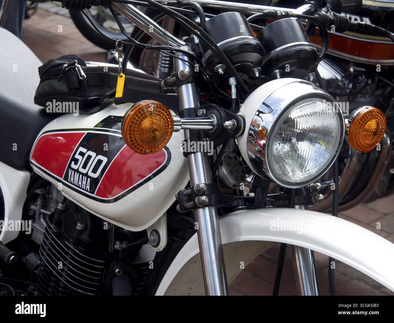 Moto Yamaha 500 blanche avec phare et détails noirs, appelhuelsen, muensterland, allemagne Banque D'Images