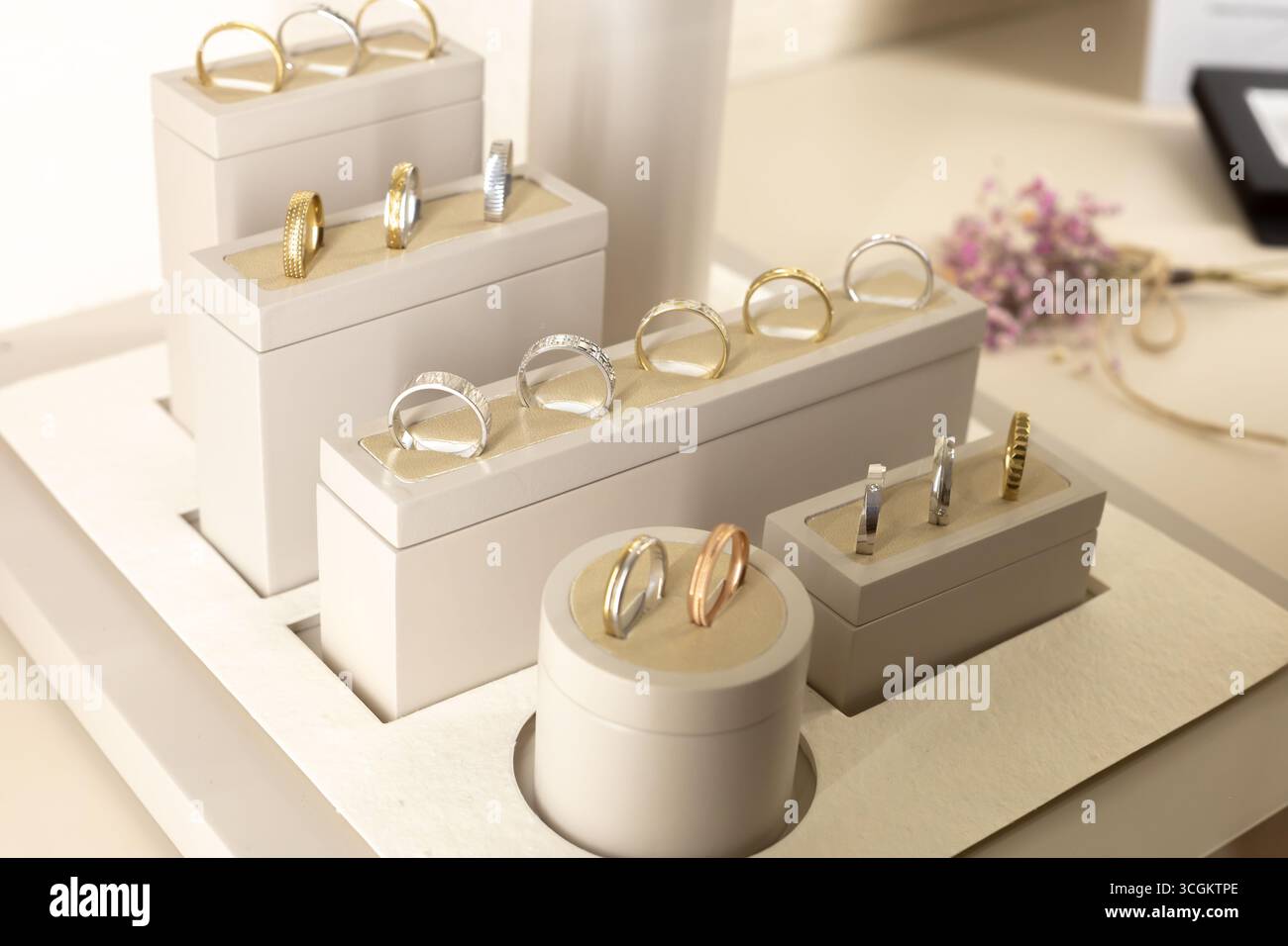 Affichage de bagues dans un magasin. Les anneaux sont de différentes tailles et couleurs. L'affichage est organisé de manière à ce qu'il soit facile pour les clients de voir Banque D'Images