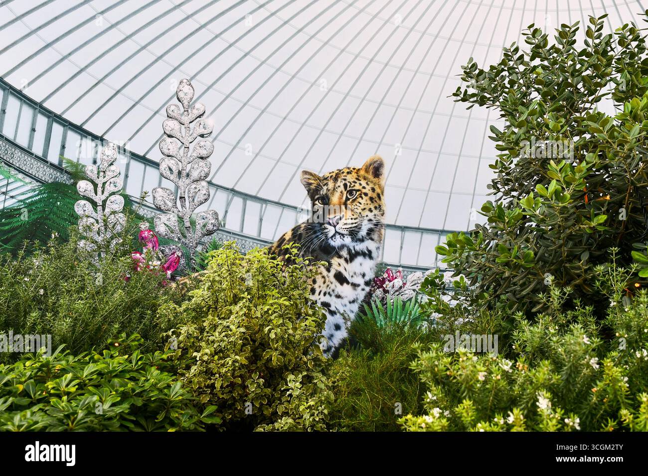 Grand panneau publicitaire devant la bijouterie de luxe Cartier place du Casino, Monte Carlo, Principauté de Monaco Banque D'Images