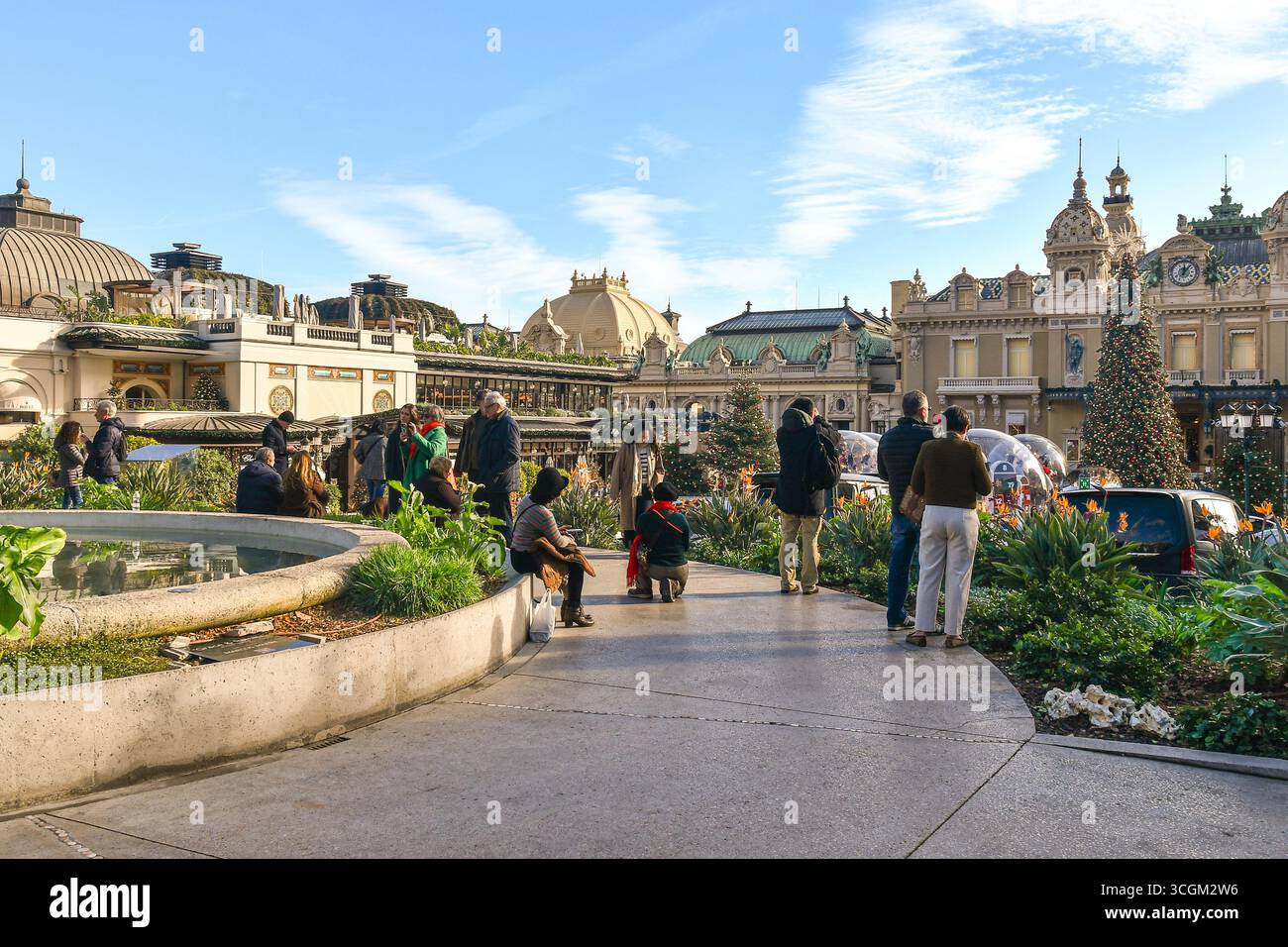 Touristes dans les jardins du Casino admirant la place du Casino décorée d'arbres de Noël pendant les vacances d'hiver, Monte Carlo, Principauté de Monaco Banque D'Images