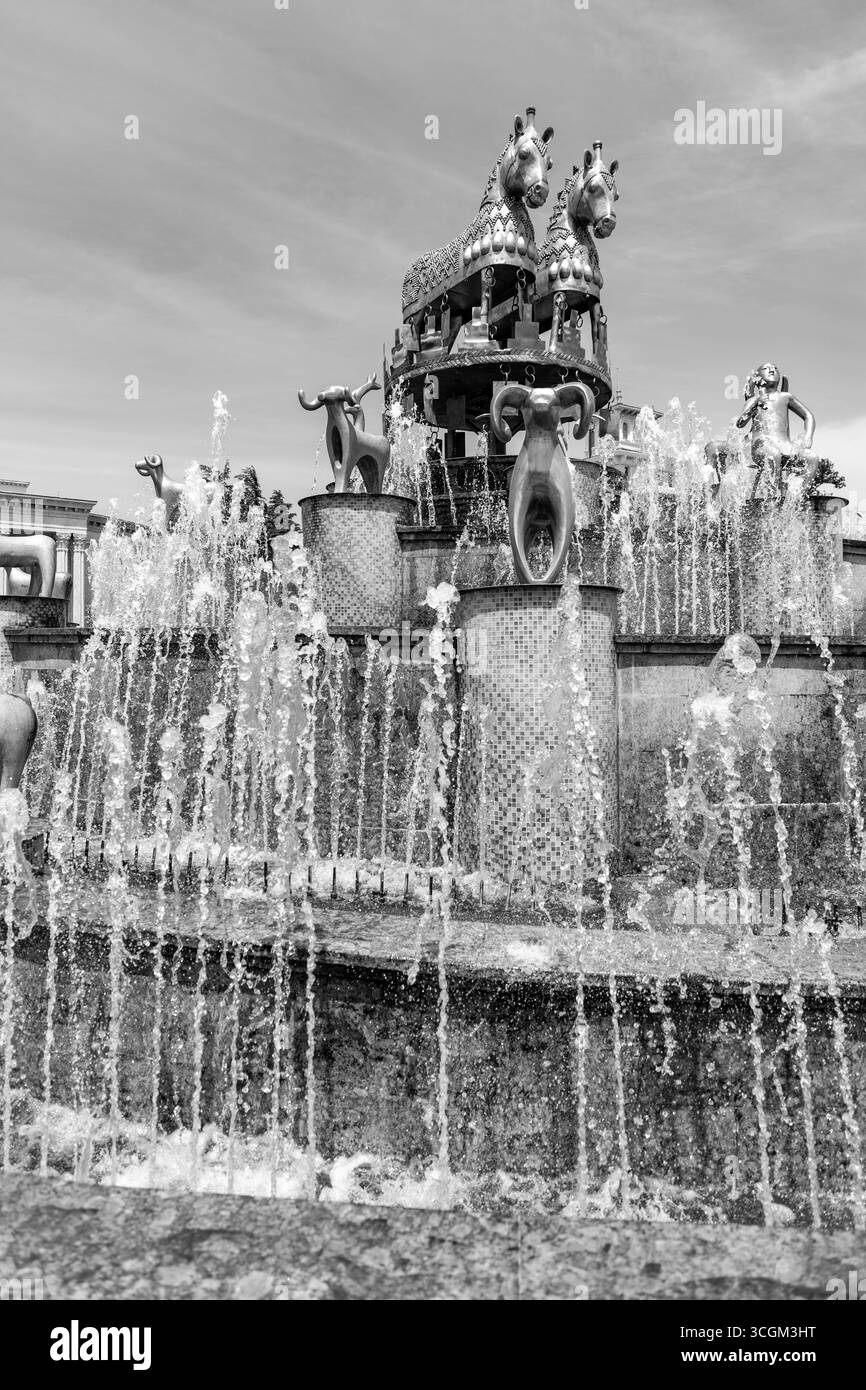 Colchis ou Fontaine Kolkha avec trente statues animales représentant l'ancien patrimoine géorgien, situé sur la place centrale, Kutaisi. Banque D'Images