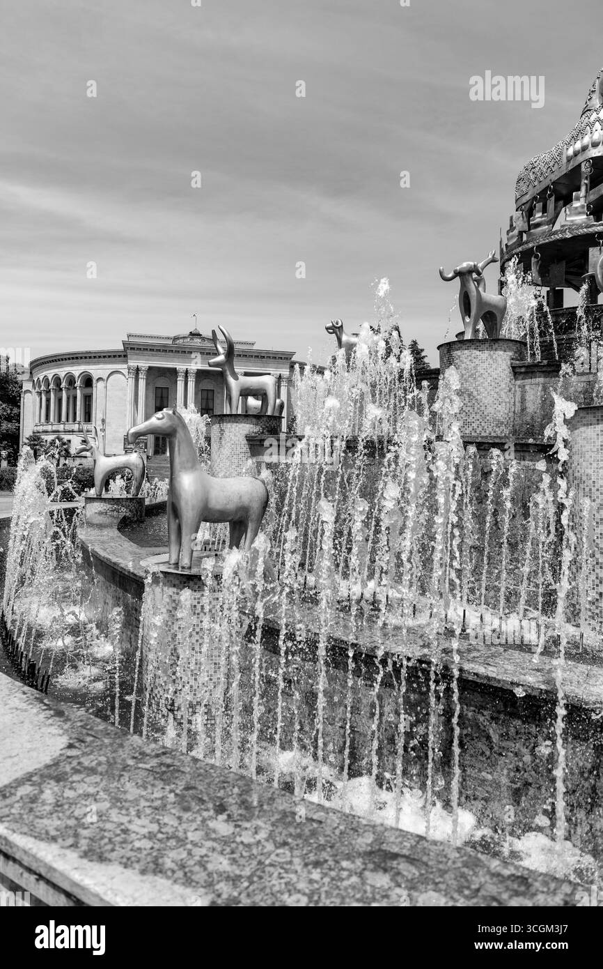 Colchis ou Fontaine Kolkha avec trente statues animales représentant l'ancien patrimoine géorgien, situé sur la place centrale, Kutaisi. Banque D'Images