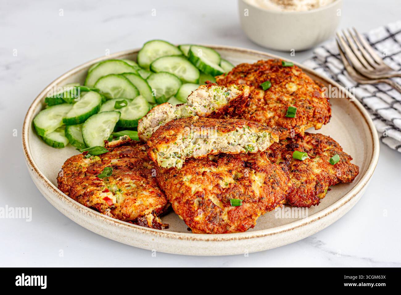Beignets de poulet servis avec concombre, sauce de trempage gros plan Banque D'Images