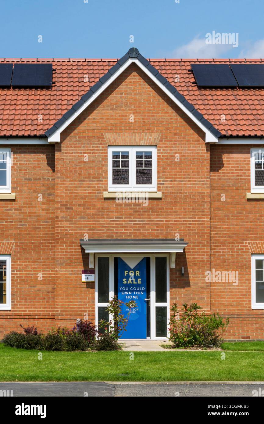 Nouvelle maison individuelle à double façade de quatre chambres à vendre à South Wootton à la périphérie de King's Lynn, Norfolk. Cellules PV ou panneaux solaires sur le toit. Banque D'Images
