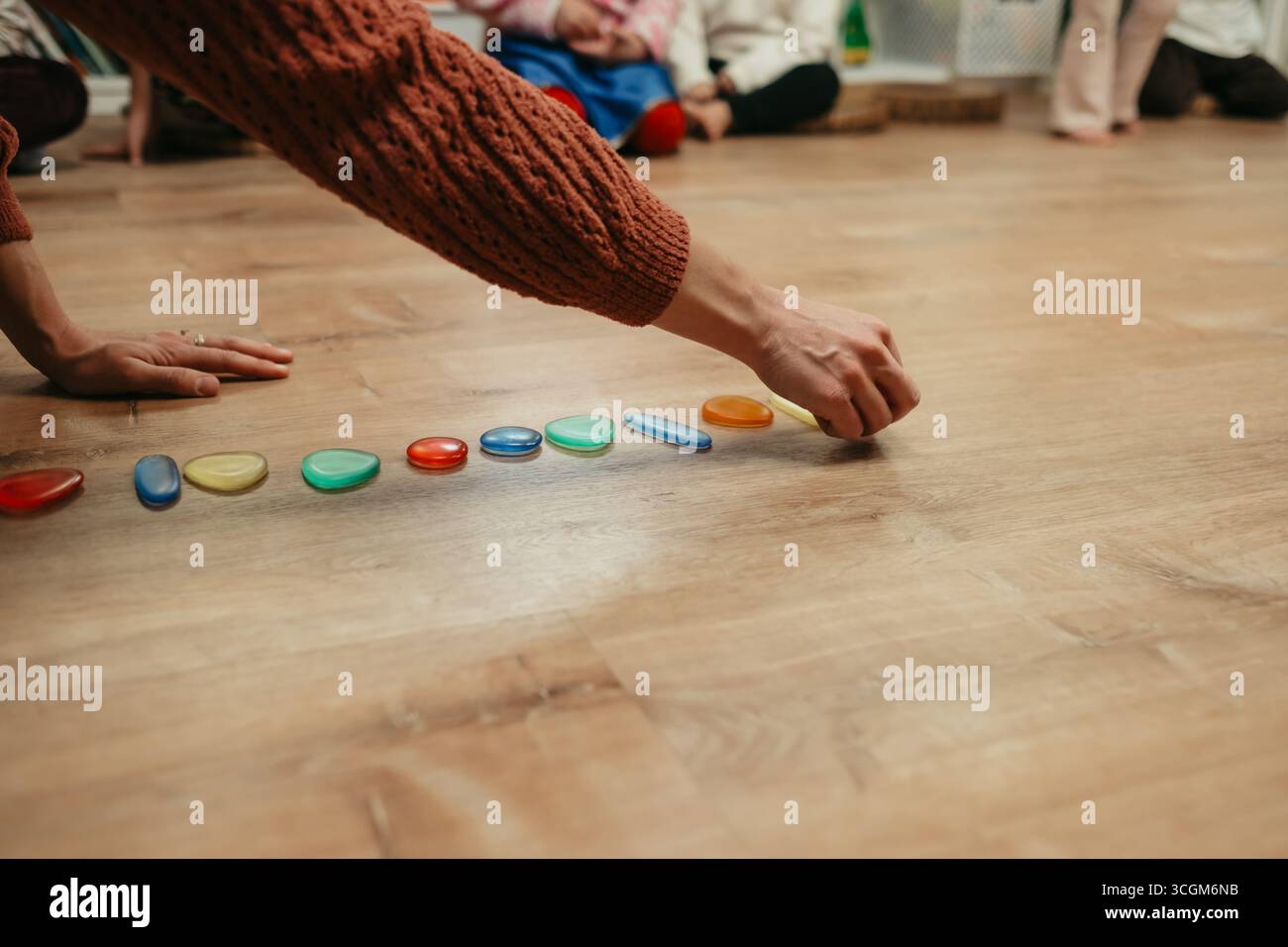 Enseignant enseignant préscolaire sur le processus de vote dans la salle de classe préscolaire Banque D'Images