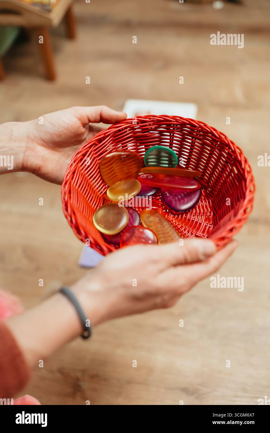 Enseignant tenant le panier tout en enseignant à l'école maternelle le vote Banque D'Images