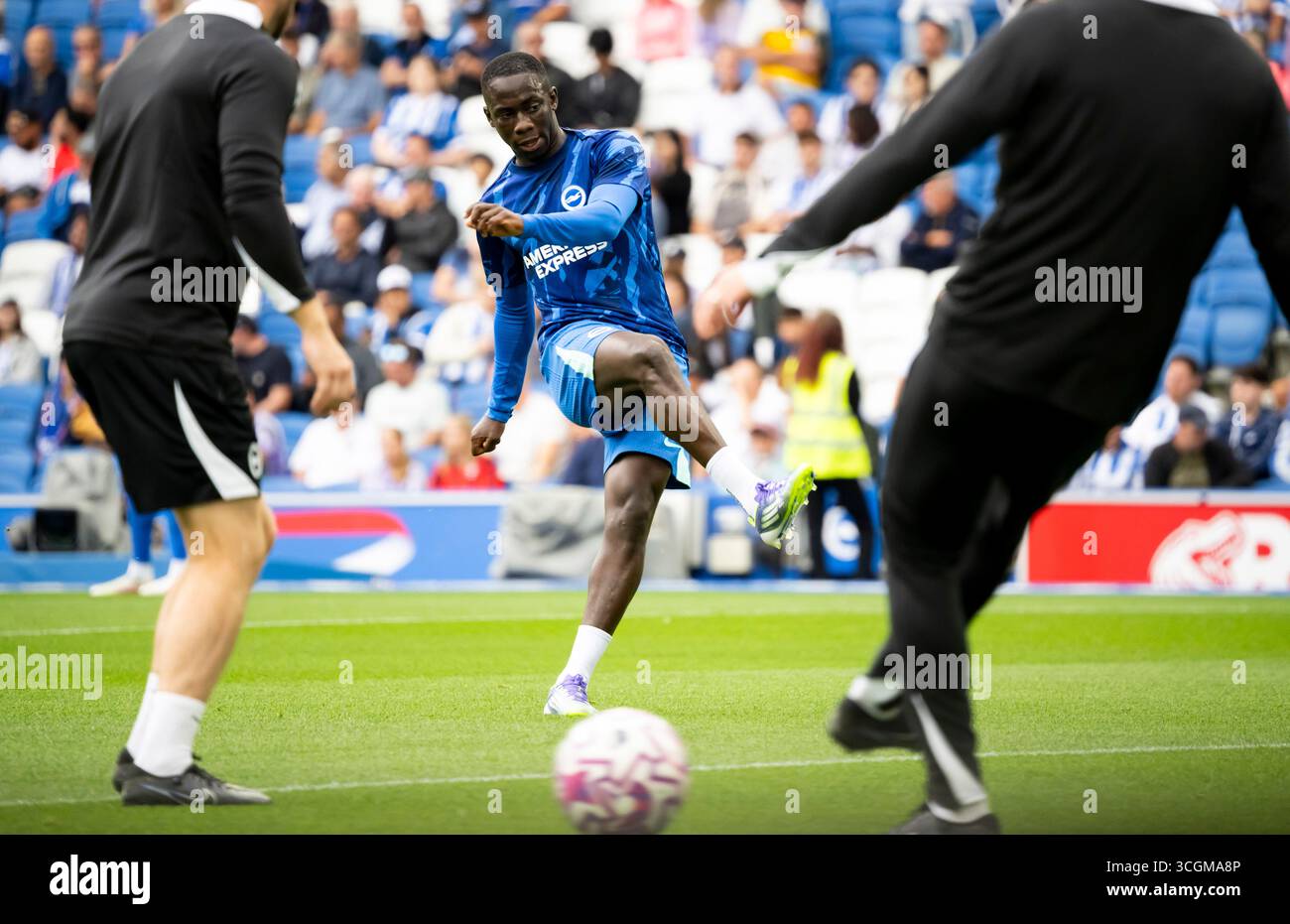 Brighton et Hove Albion contre Fulham - premier League match au American Express Community Stadium, Brighton. Samedi 16 août 2025 - usage éditorial exclusif. Pas de merchandising. Pour Football images, les restrictions FA et premier League s'appliquent inc. aucune utilisation d'Internet/mobile sans licence FAPL - pour plus de détails, contactez Football Dataco Banque D'Images Brighton et Hove Albion contre Fulham - premier League match au American Express Community Stadium, Brighton. Samedi 16 août 2025 - usage éditorial exclusif. Pas de merchandising. Pour Football images, les restrictions FA et premier League s'appliquent inc. aucune utilisation d'Internet/mobile sans licence FAPL - pour plus de détails, contactez Football Dataco Banque D'Images