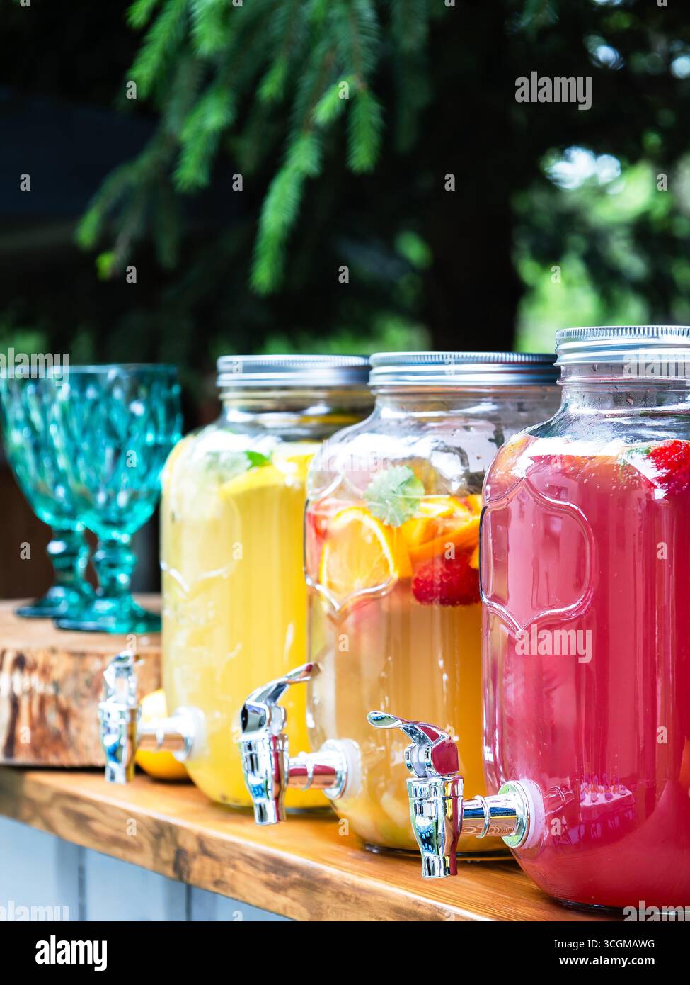 Limonade et boissons aux fruits dans des distributeurs en verre Banque D'Images