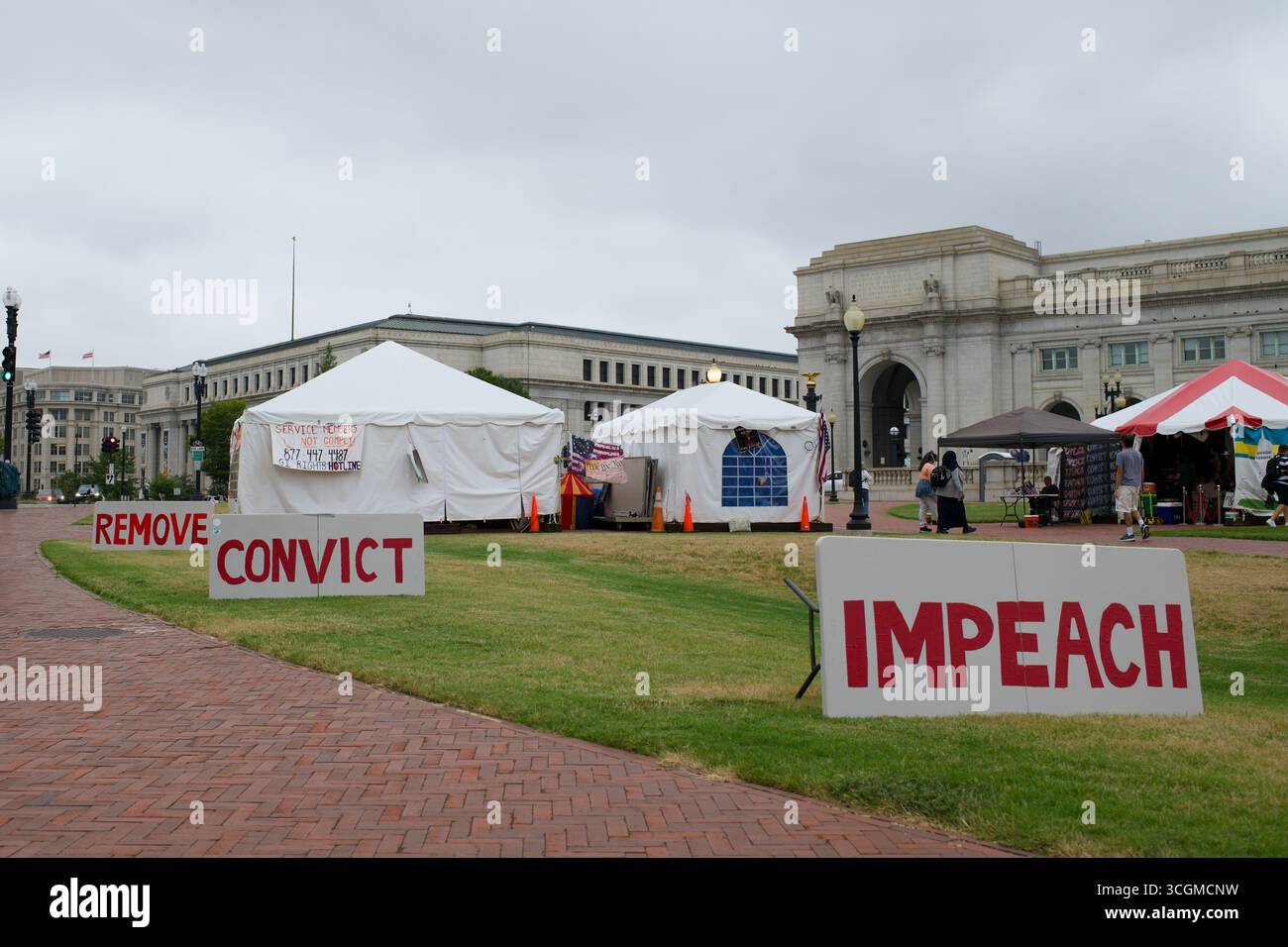 Tentes de protestation et panneaux de destitution devant Union Station DC Banque D'Images