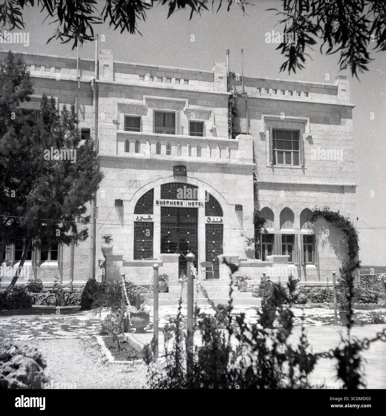 Années 1960, historique, extérieur, l'Hôtel Shepherd dans le quartier Sheikh Jarrah de Jérusalem-est. Le bâtiment, comme une grande partie de la région, a une histoire en damier. Propriété des héritiers de Haj Amin Al Husseini, l'ancien mufti de Jérusalem occupée, Israël confisqué (illégalement ?) Le bâtiment en vertu de ce qui a été appelé, une « Loi sur les biens absents ». Le propriétaire initial de la propriété, Haj Amin Al Husseini, a été forcé de quitter la Palestine par les autorités du mandat britannique en 1937. Le bâtiment a été transformé en hôtel dans les années 1960 et a été géré par des représentants légaux. En 2011, le I Banque D'Images