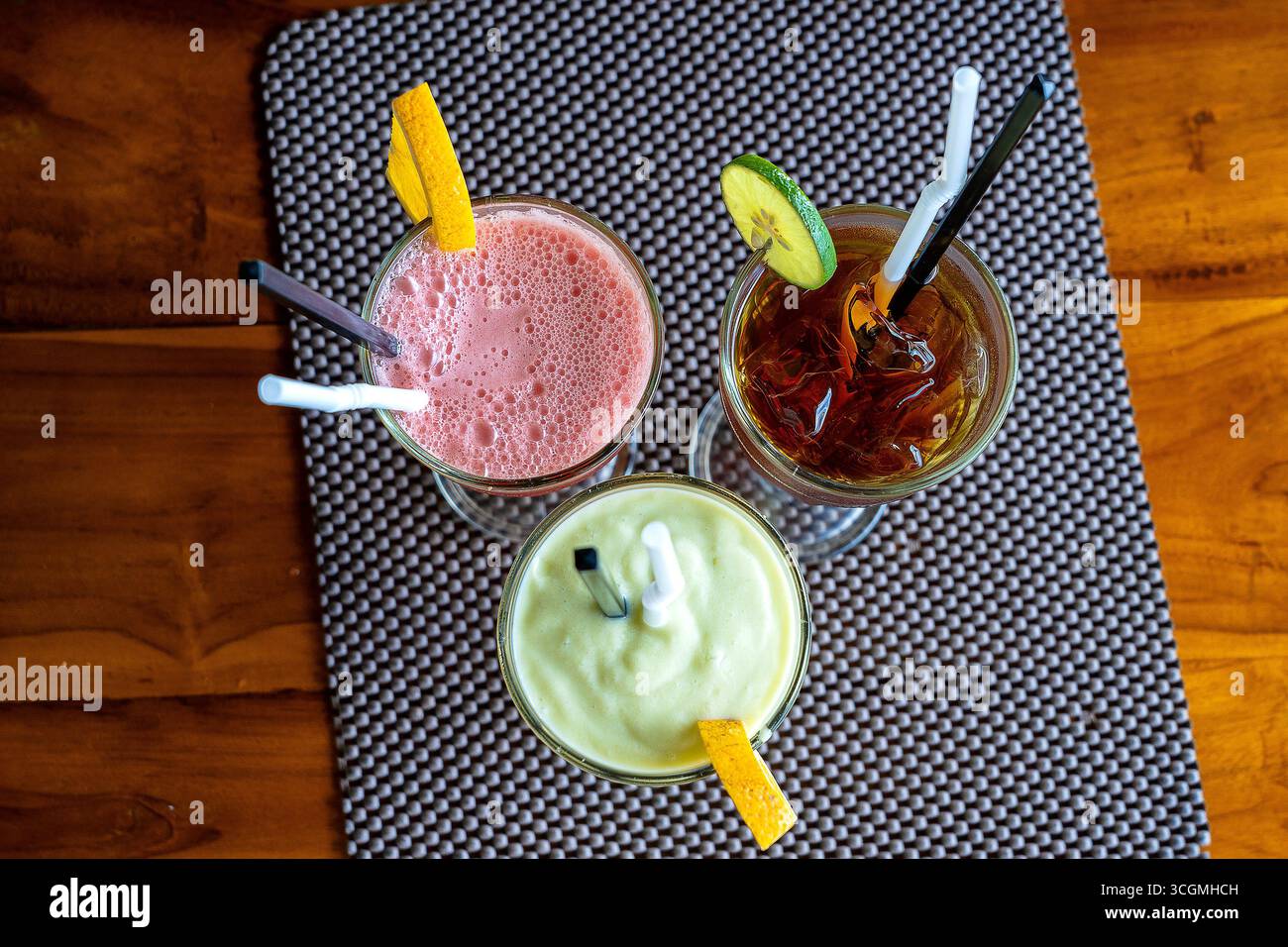 Smoothie à l'avocat, melon d'agiter et de thé froid dans un verre sur une table en bois. Boisson tropicale concept . Vue de dessus, Close up Banque D'Images