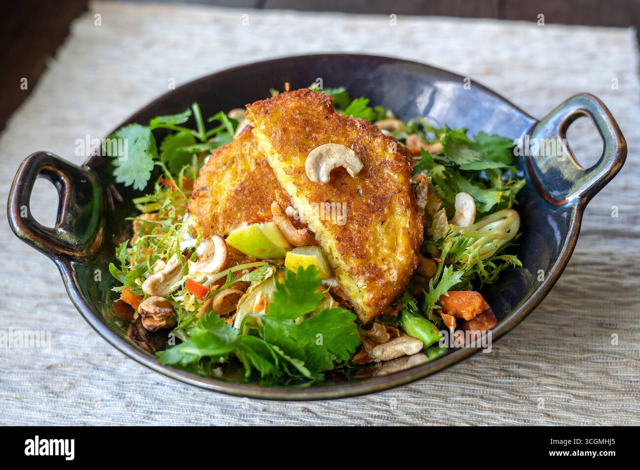 Salade de légumes biologiques à partir de brocolis, noix de cajou, piment doux et de la chaux. Pétillants et dynamique avec le galanga et lime kaffir. Beignets de maïs garnies de et Banque D'Images