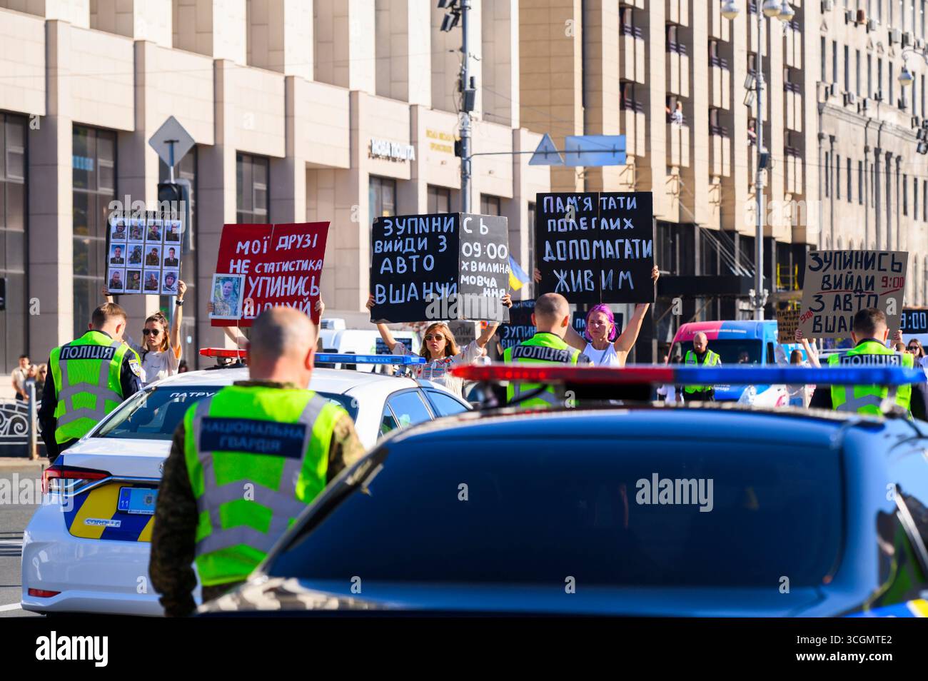 Kiev, Ukraine - 29 août 2025 : citoyens ukrainiens tenant des panneaux de protestation et bloquant la circulation à Kiev, Ukraine, lors de la Journée du souvenir des défenseurs de l'Ukraine, commémorant les soldats tombés au combat Banque D'Images