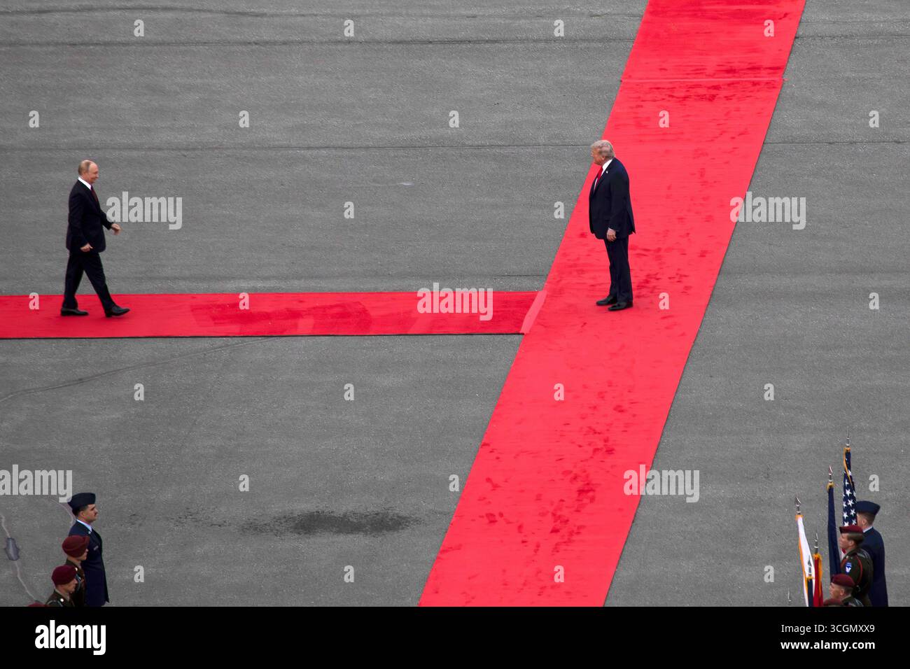 Anchorage, États-Unis d'Amérique. 15 août 2025. Le président américain Donald Trump, à droite, se tient sur le tapis rouge pour accueillir le président russe Vladimir Poutine, à gauche, à la base conjointe Elmendorf Richardson, le 15 août, à Anchorage, Alaska. Trump accueille Poutine pour des pourparlers visant à mettre fin à la guerre russe en Ukraine. Crédit : Seth LaCoun/US Army photo/Alamy Live News Banque D'Images