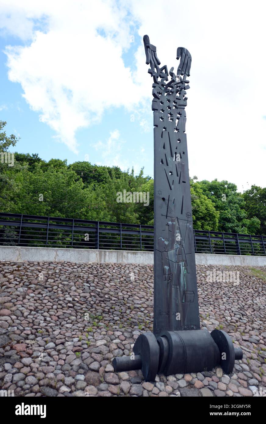 Un mémorial de l'Holocauste devant la synagogue chorale de Kaunas, Lituanie. Banque D'Images