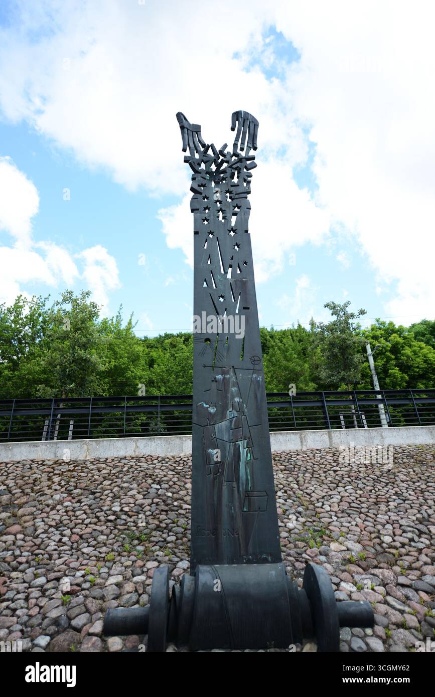 Un mémorial de l'Holocauste devant la synagogue chorale de Kaunas, Lituanie. Banque D'Images
