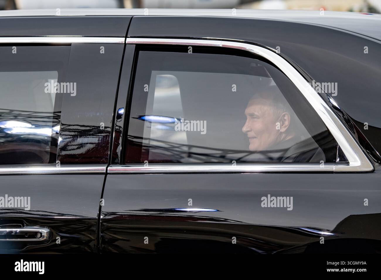 Anchorage, États-Unis d'Amérique. 15 août 2025. Le président russe Vladimir Poutine, regarde par une fenêtre de la Bête, la limousine présidentielle alors qu’il monte avec le président américain Donald Trump après la cérémonie d’arrivée à la base conjointe Elmendorf Richardson, le 15 août, à Anchorage, Alaska. Trump accueille Poutine pour des pourparlers visant à mettre fin à la guerre russe en Ukraine. Crédit : Justin Connaher/US Air Force photo/Alamy Live News Banque D'Images