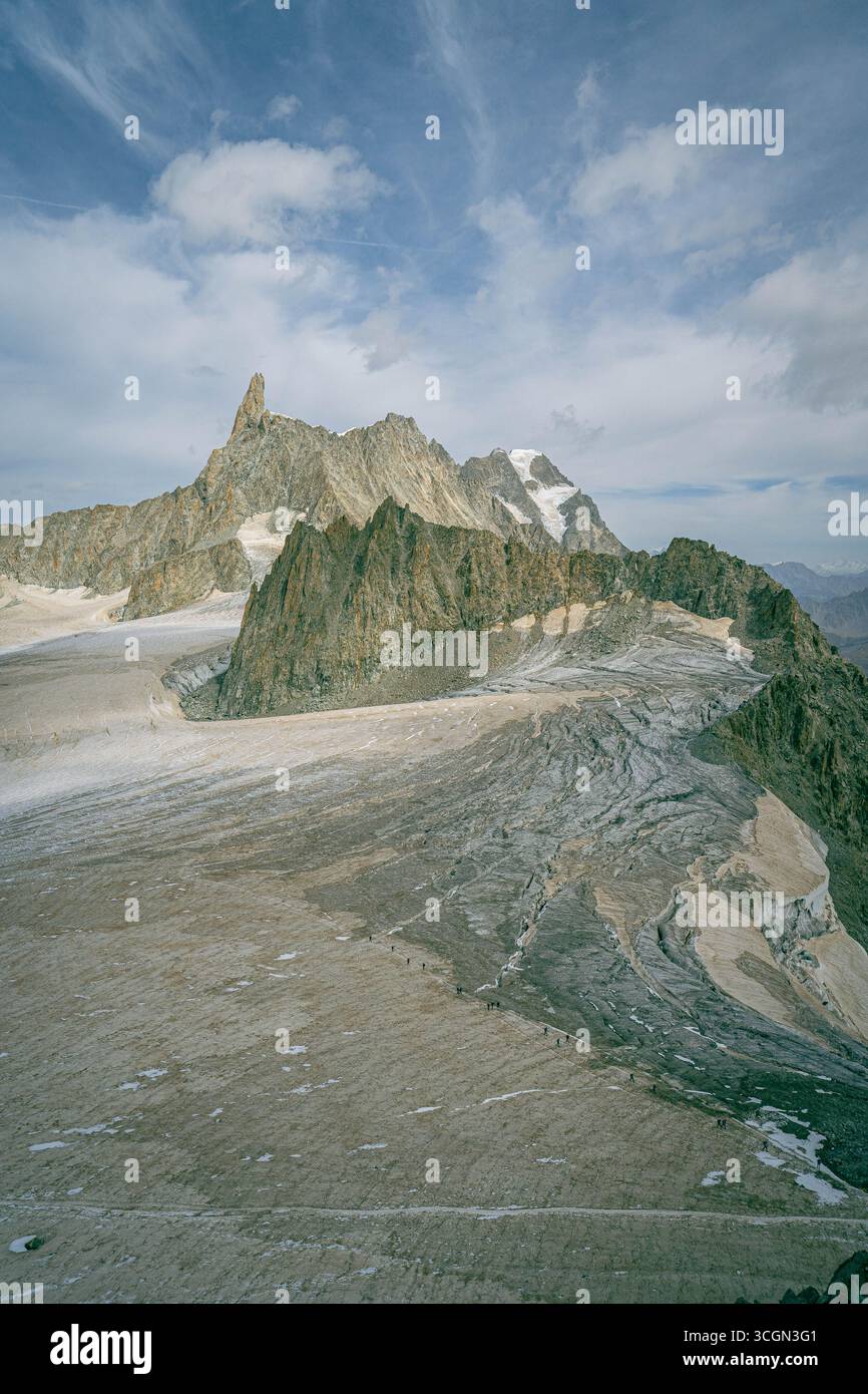 Les sommets rocheux des Dolomites avec des glaciers et des champs de neige sous un ciel partiellement nuageux présentant des paysages alpins spectaculaires et des paysages accidentés Banque D'Images