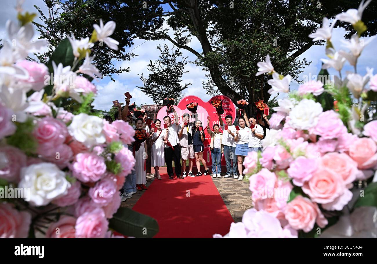 Pékin, province chinoise du Yunnan. 29 août 2025. Les couples posent pour une photo lors d'un mariage de groupe à l'occasion du festival Qixi dans la ville de Wenshan, dans la province du Yunnan du sud-ouest de la Chine, le 29 août 2025. Les gens de partout au pays ont célébré le festival Qixi ou la Saint-Valentin chinoise vendredi. Crédit : Xiong Pingxiang/Xinhua/Alamy Live News Banque D'Images