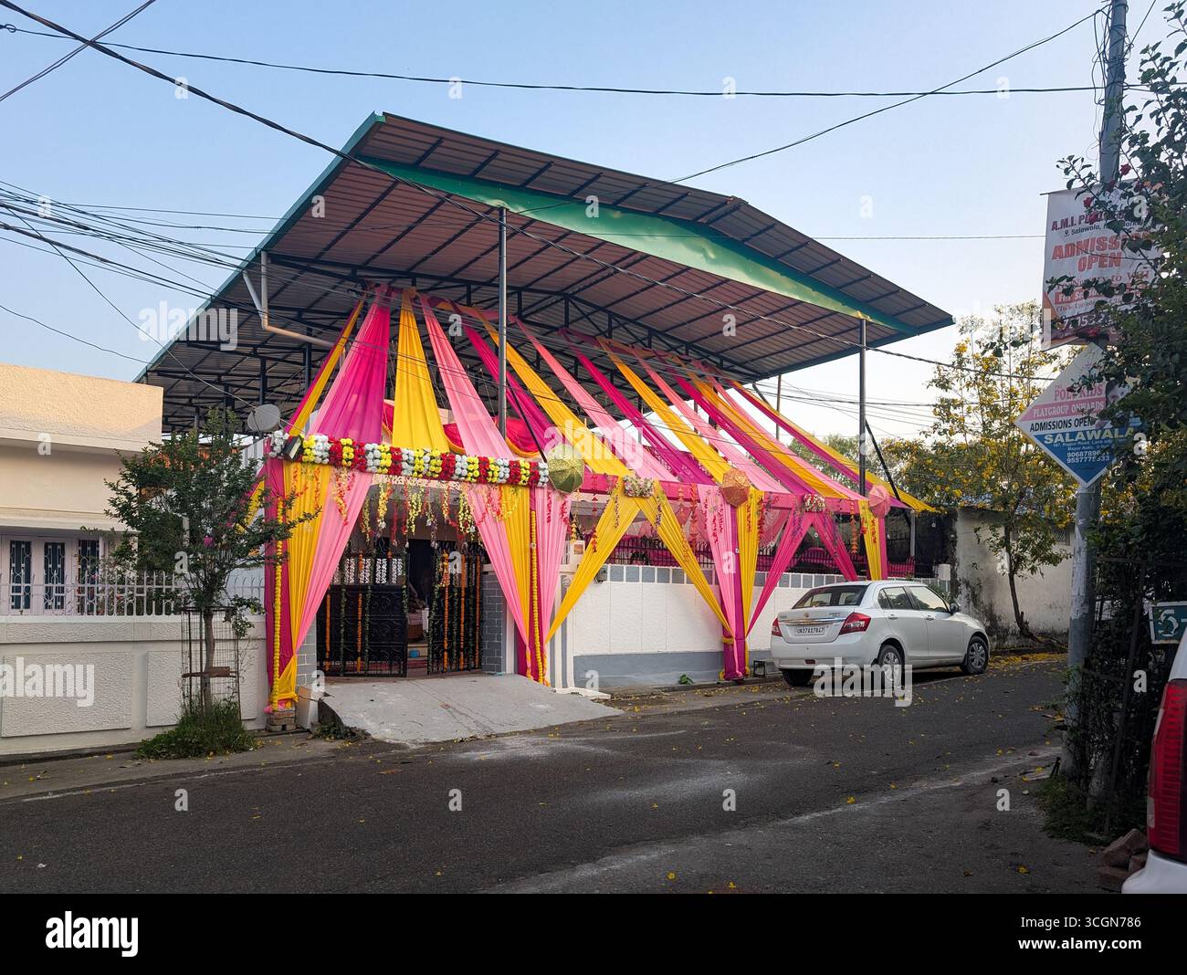 April17th2025 Dehradun Uttarakhand Inde. Un lieu de mariage extérieur coloré avec des rideaux et des décorations vibrants. Banque D'Images