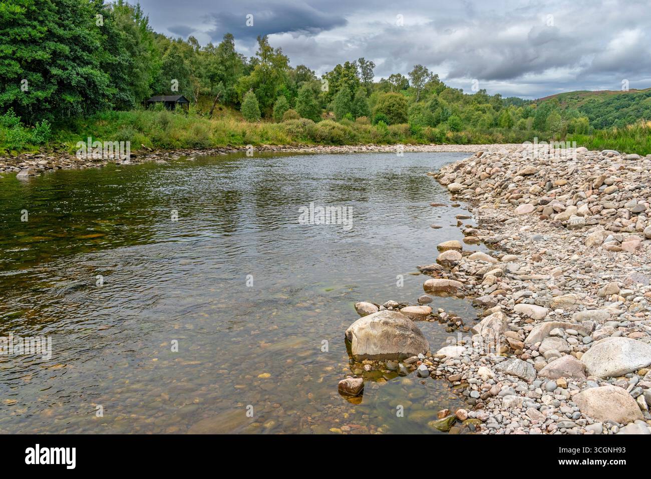 River Findhorn Écosse basse eau à la fin de l'été août 2025 pierres montrant sur la rive à Drynachan Banque D'Images