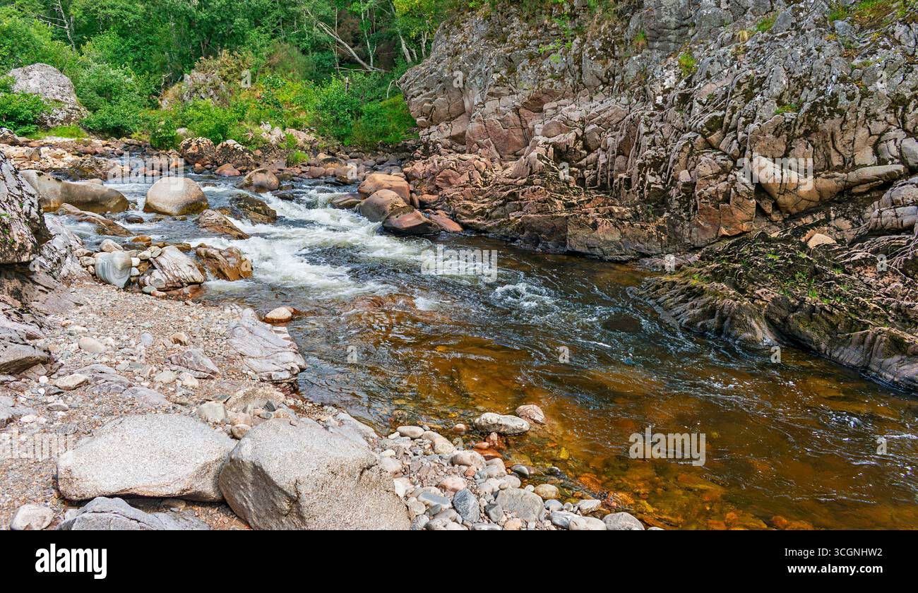 Rivière Findhorn Écosse basse eau à la fin de l'été août 2025 débit très réduit à travers les rapides emplacement Dulsie Bridge Banque D'Images