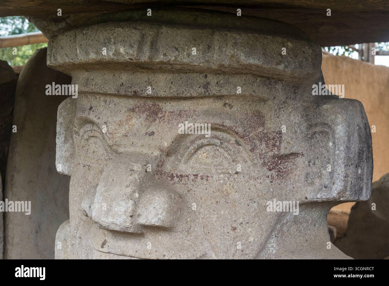 Statue de garde, de couleur rouge encore visible autour de l'œil, devant une tombe dans le parc archéologique Alto de los Idolos, département d'Isnos Huila, Colombie Banque D'Images