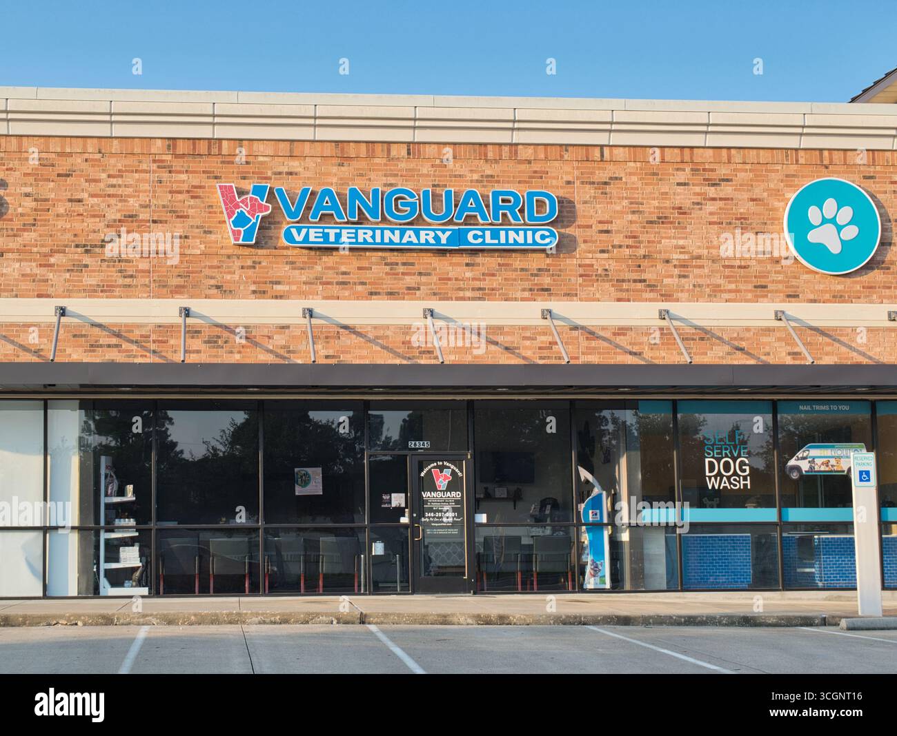 Houston, Texas États-Unis 08-24-2025 : extérieur de la vitrine commerciale de l'hôpital vétérinaire de la clinique vétérinaire d'avant-garde. Banque D'Images