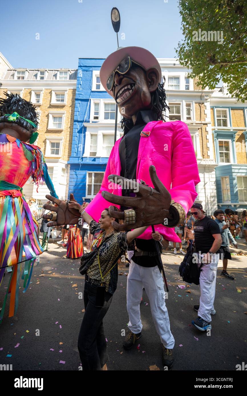 Londres, Royaume-Uni, le 25 août 2025, le Carnaval de Notting Hill a lieu dans les rues de Notting Hill le week-end des jours fériés. Dans sa 57ème année, il est toujours la plus grande fête de rue en Europe, célébrant la culture caribéenne. Photos du deuxième jour. Moins occupé que les années précédentes, et moins d'arrestations, Andrew Lalchan Photography/Alamy Live News Banque D'Images