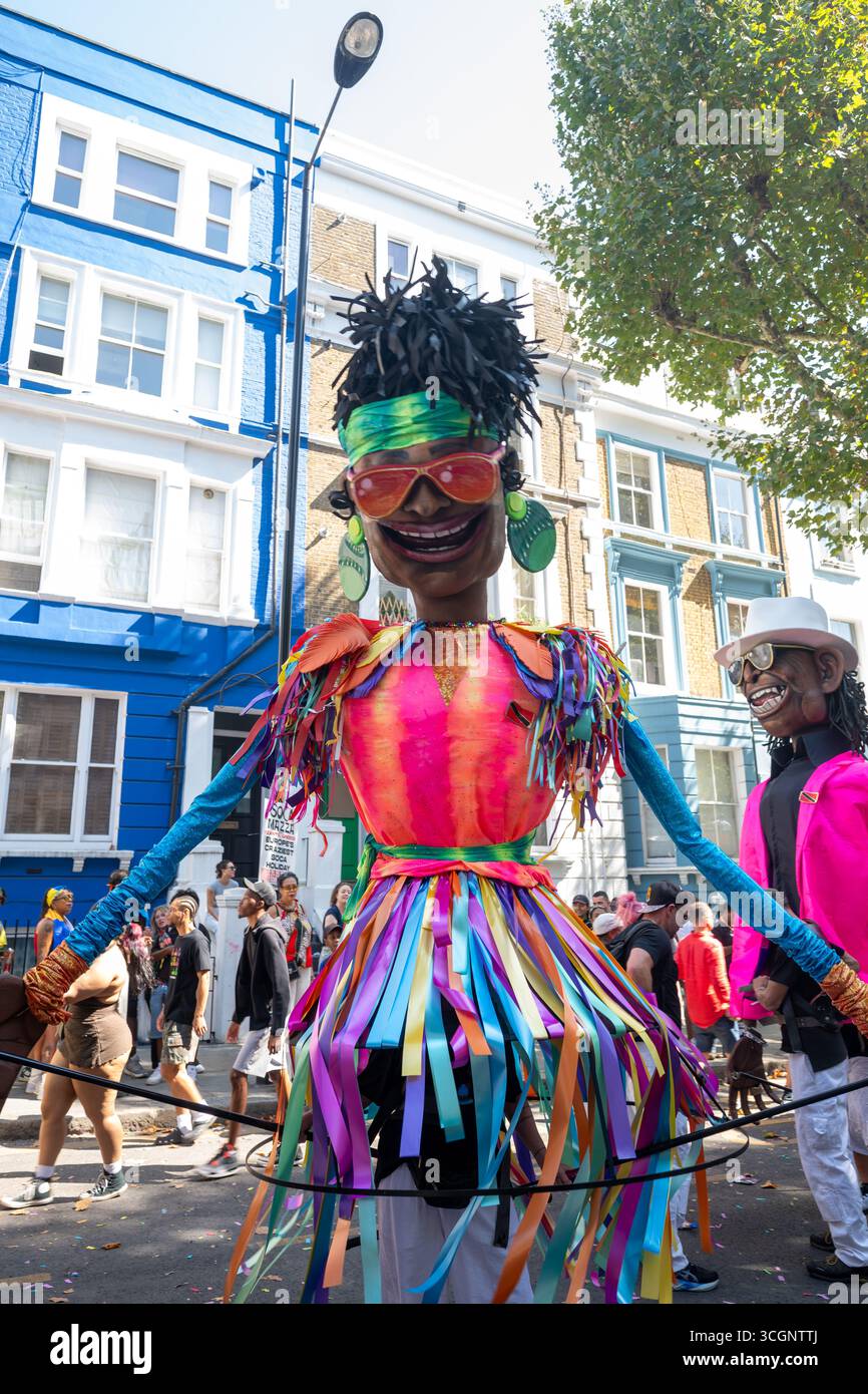 Londres, Royaume-Uni, le 25 août 2025, le Carnaval de Notting Hill a lieu dans les rues de Notting Hill le week-end des jours fériés. Dans sa 57ème année, il est toujours la plus grande fête de rue en Europe, célébrant la culture caribéenne. Photos du deuxième jour. Moins occupé que les années précédentes, et moins d'arrestations, Andrew Lalchan Photography/Alamy Live News Banque D'Images